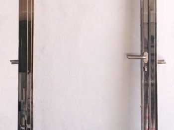 Puerta con manivela