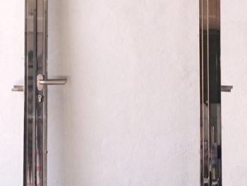Puerta con manivela