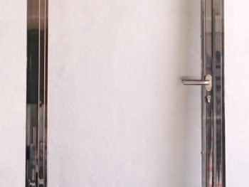 Puerta con manivela