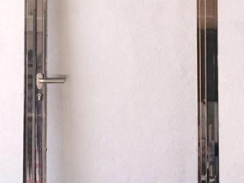 Puerta con manivela