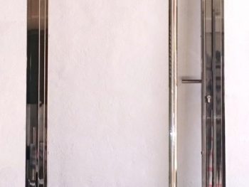 Puerta con tirador