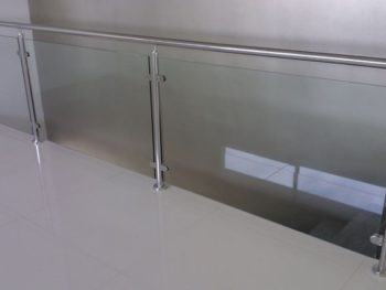 Cristal con pasamanos