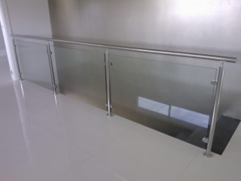 Cristal con pasamanos