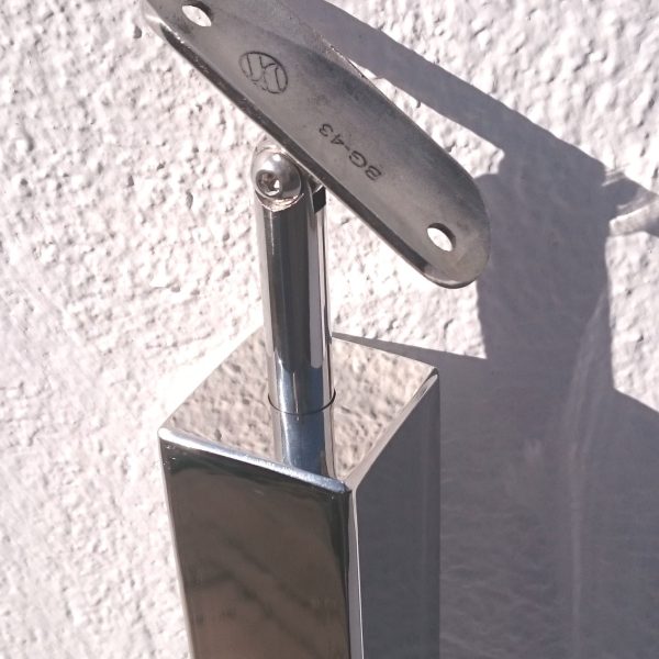 Poste 40x40 con soporte articulado para pasamanos de Ø43