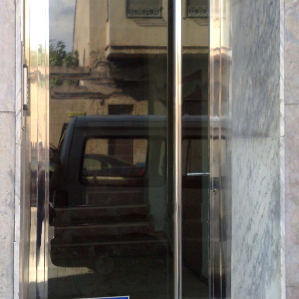 puerta a Izq pulida tirador